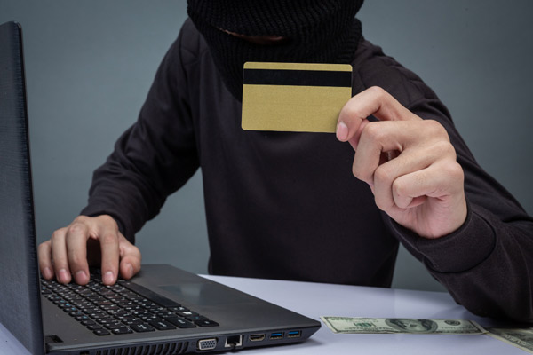 Ladrão roubando dados de cartão de crédito pelo pc.