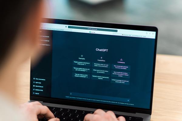 Tela de computador aberta na página inicial do Chat GPT, com redator prestes a criar conteúdo com IA.