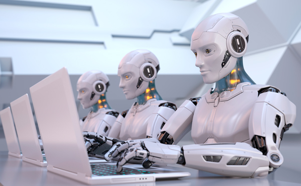 Equipe de robôs enfileirados em uma mesa utilizando notebooks, produzindo conteúdo em massa.