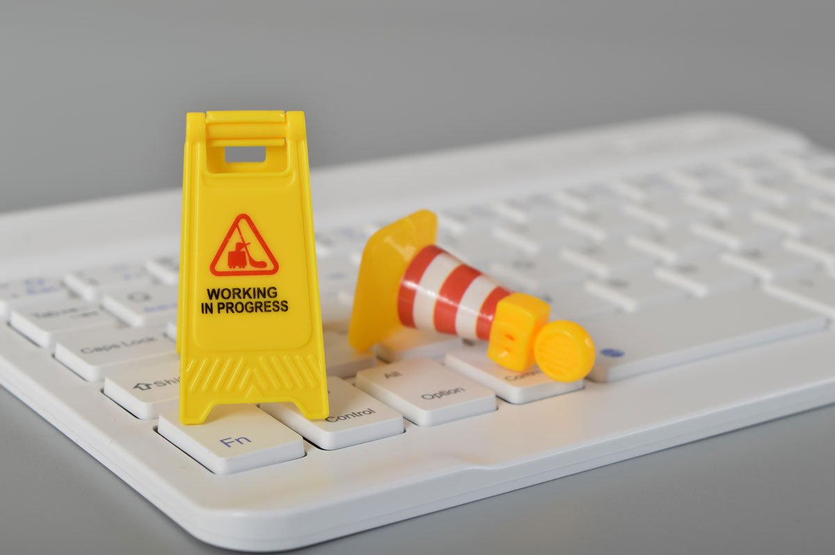 Placas de manutenção em cima de um teclado de computador.