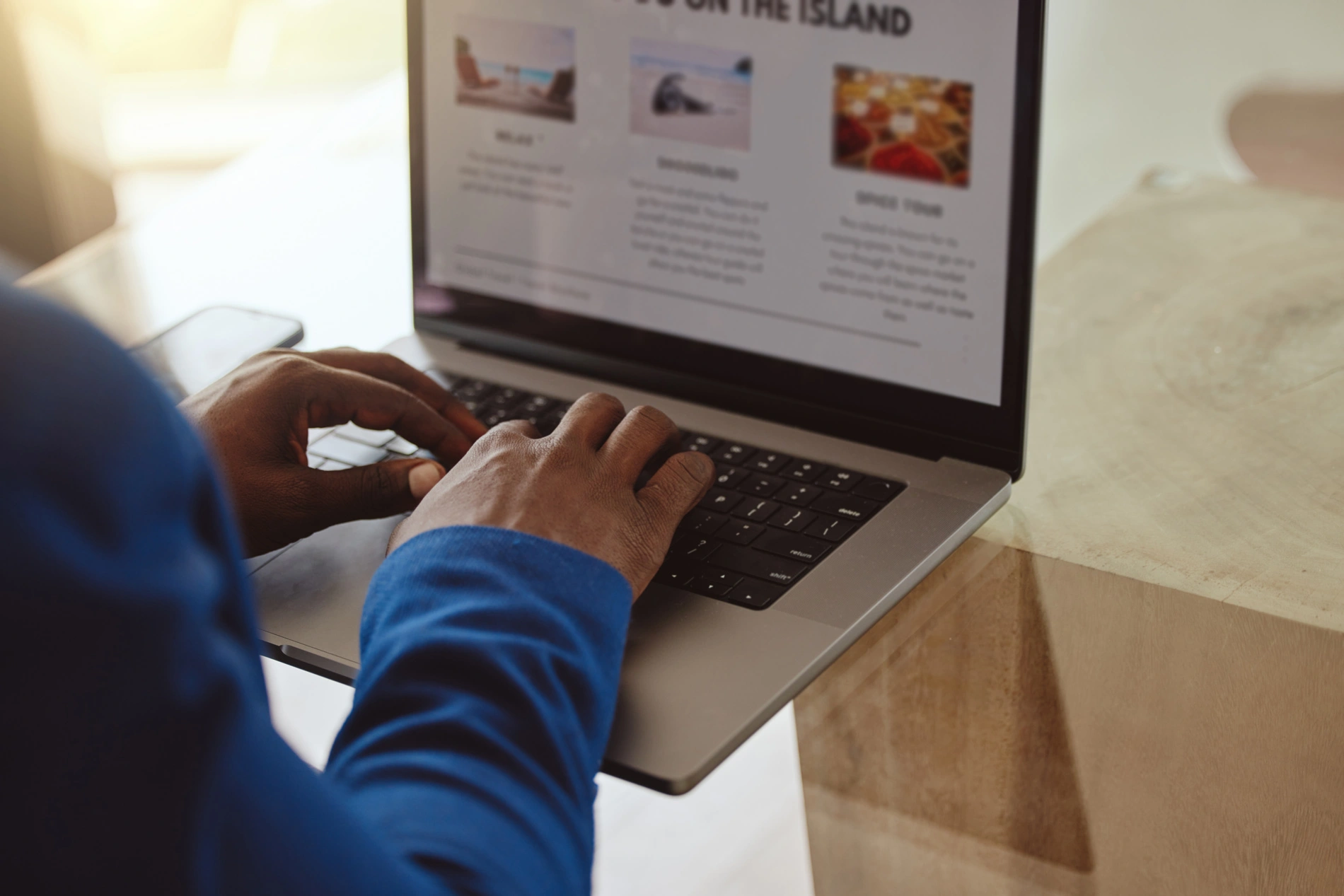 Homem utilizando notebook para visitar site.