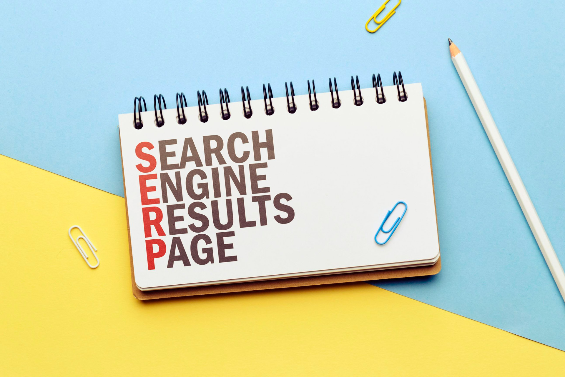 Folha com sigla SERP - Search Engine Results Page.