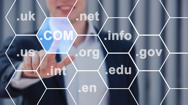 Pessoa clicando em um domínio .com, entre vários outros como .uk, .net e .gov
