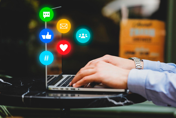 Pessoa digitando, representa as diferentes areas de marketing digital