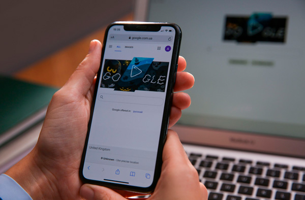 Smartphone com página inicial do Google aberta.
