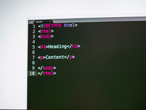 Código de programação aberto em tela preta, com indicação de "heading" mostrando como evitar um erro de SEO comum que é não adicionar as tags adequadas.