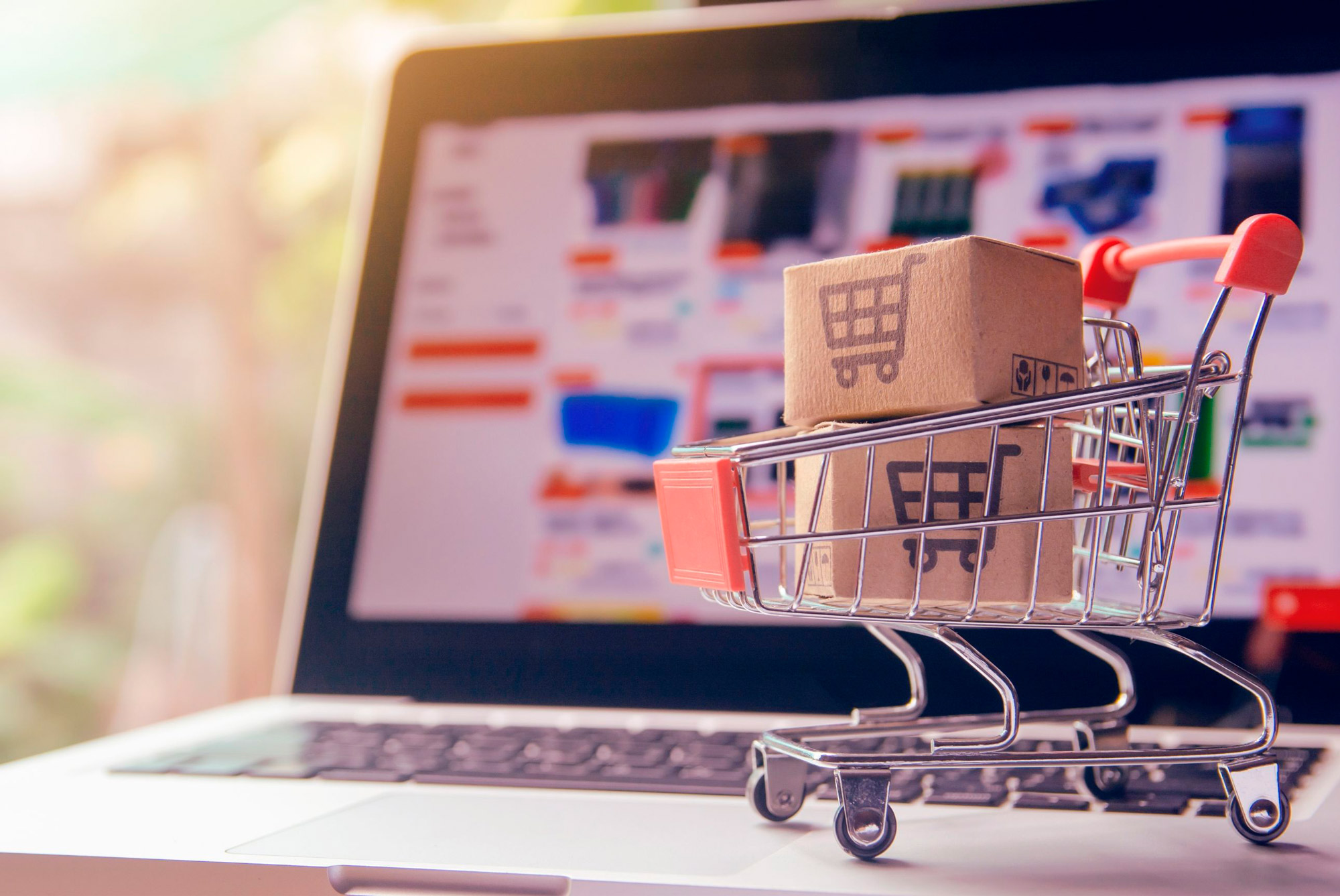 seo para e-commerce com carrinho em frente a um pc