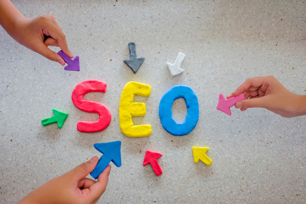 Sigla SEO formada por massinha de modelar.
