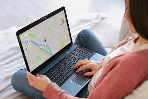 Mulher utilizando Google Maps.