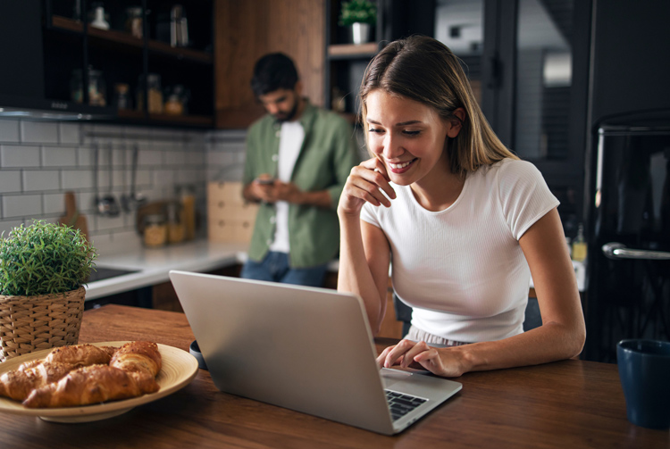 Pessoa engajada em blog para ecommerce