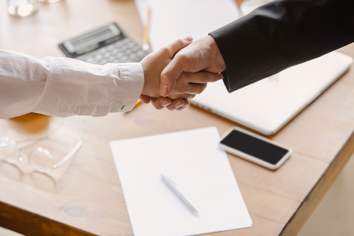 Aperto de mãos, estratégia de marketing b2b