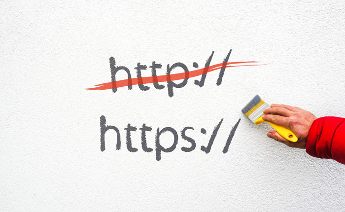 Parede com escrito "http" riscado, e "https" logo abaixo