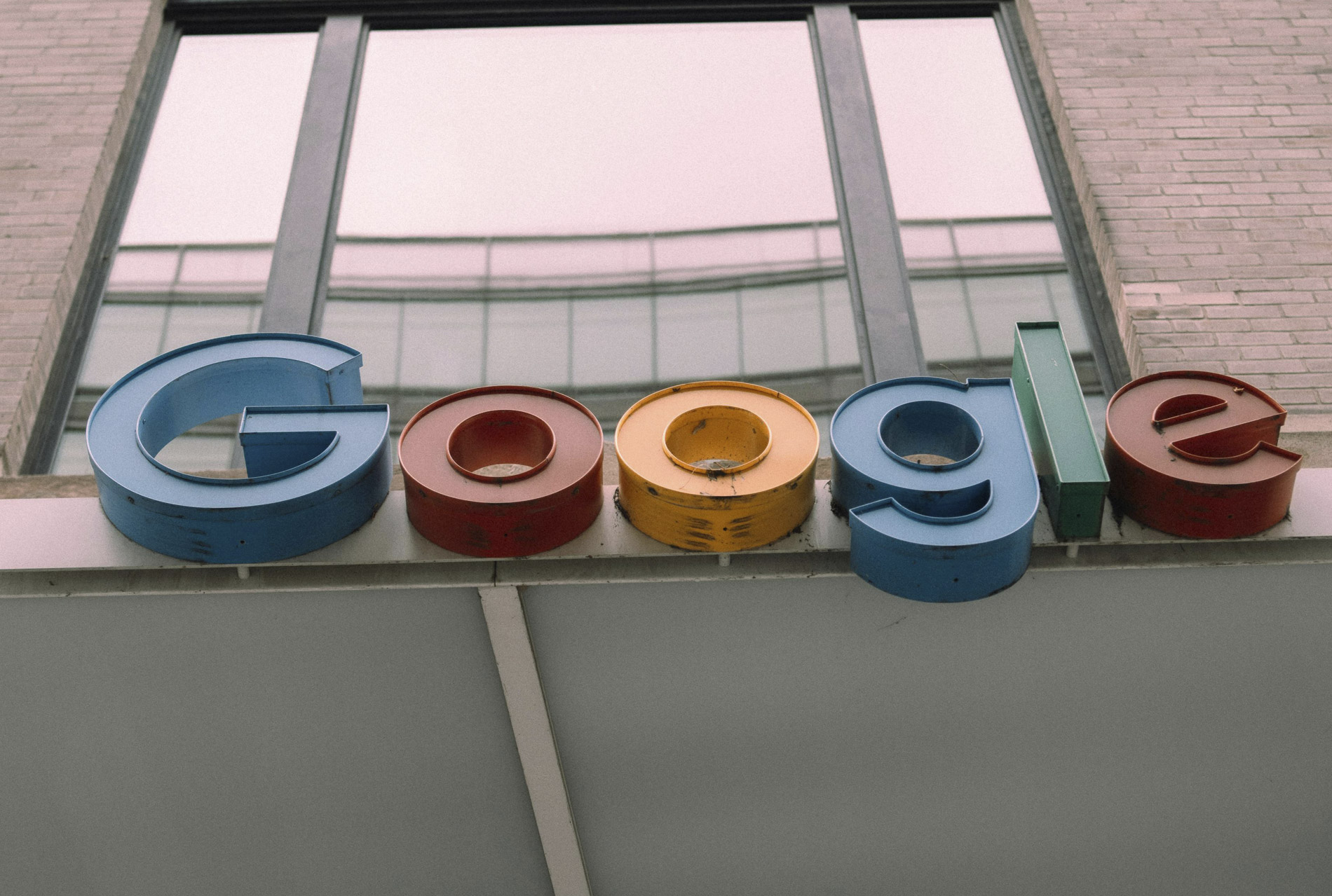 Logo do Google representando o lançamento da AI Overview no Brasil