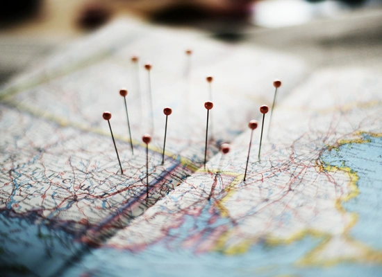Mapa com alfinetes indicando localizações para marketing de geolocalização.