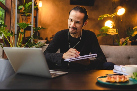 Freelancer fazendo SEO local em 2024.