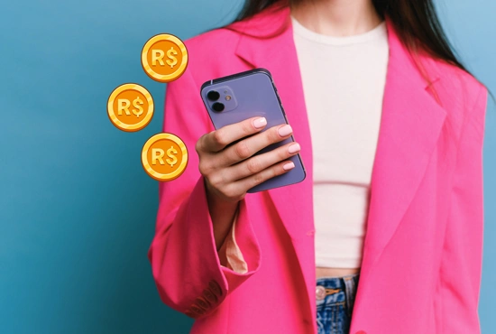 Foto de moça utilizando celular, com imagens de moedas saindo do dispositivo, representando a compra via m-commerce.
