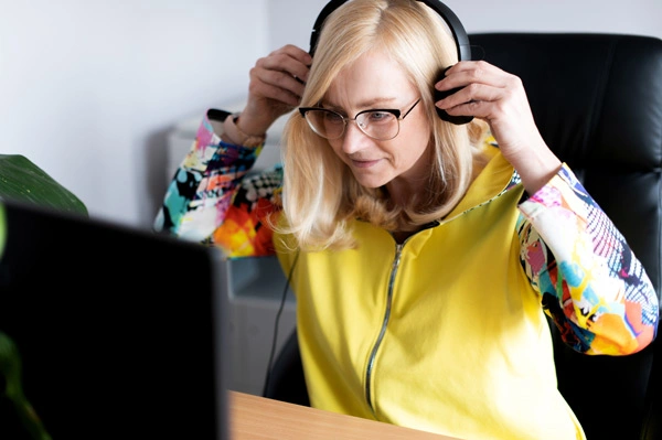Senhora utilizando recurso de acessibilidade na web para deficiente visual.