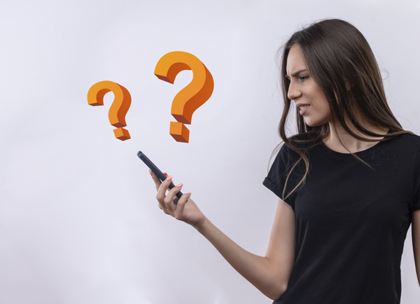 Mulher olhando o celular com feição de dúvida e descontentamento, o resultado obtido em sua pesquisa não satisfez sua intenção de busca.