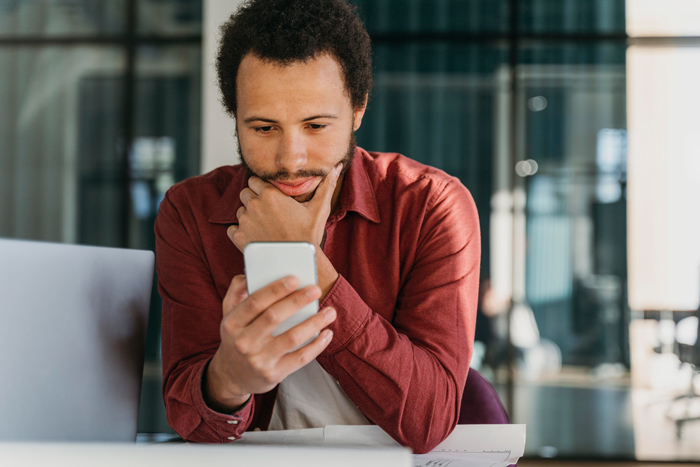 Usuário lendo conteúdo em seu smartphone, publicações fazem parte do marketing de conteúdo.