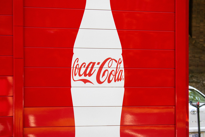 logo da coca cola em parede