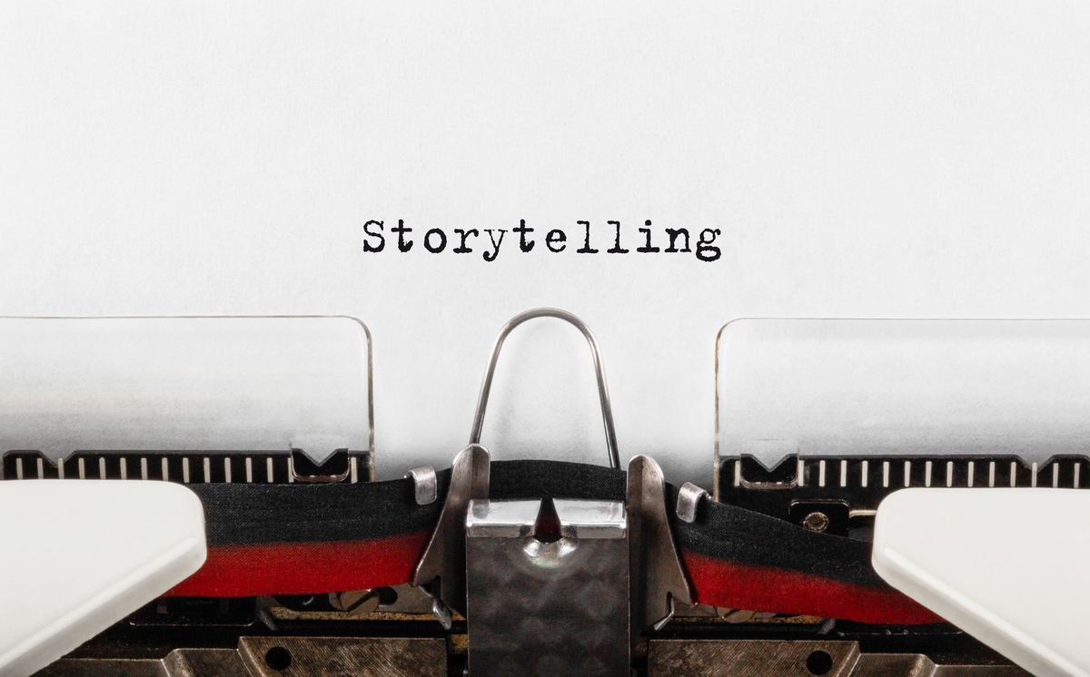 Papel em máquina de escrever antiga com a palavra storytelling destacada, simbolizando a criação de narrativas e a construção de histórias.