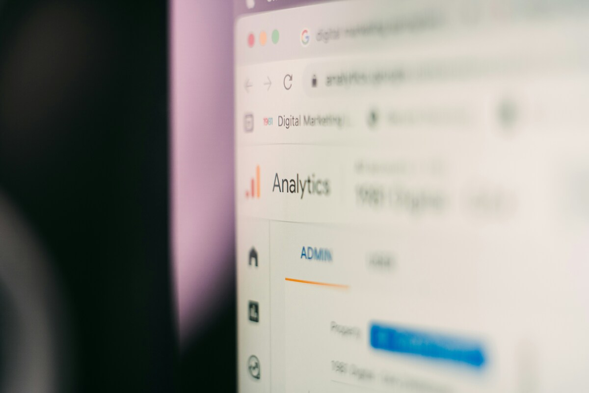 Interface do Google Analytics vista de perto, representando a análise estratégica de SEO com foco em KPIs, share of voice e impacto de AI Overviews e featured snippets nas buscas zero click. A imagem simboliza monitoramento de ROI de SEO e ajustes táticos a partir de dados de performance.