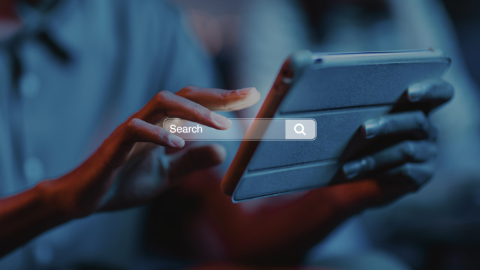 Usuário inicia uma pesquisa no tablet; com entity seo, o Google compreende melhor a marca e o seu contexto.