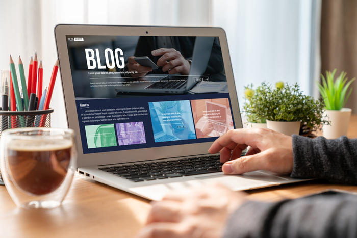 Usuário navegando em um blog organizado por Topic Cluster, ilustrando como a arquitetura de conteúdos facilita a leitura e fortalece a estratégia de SEO.