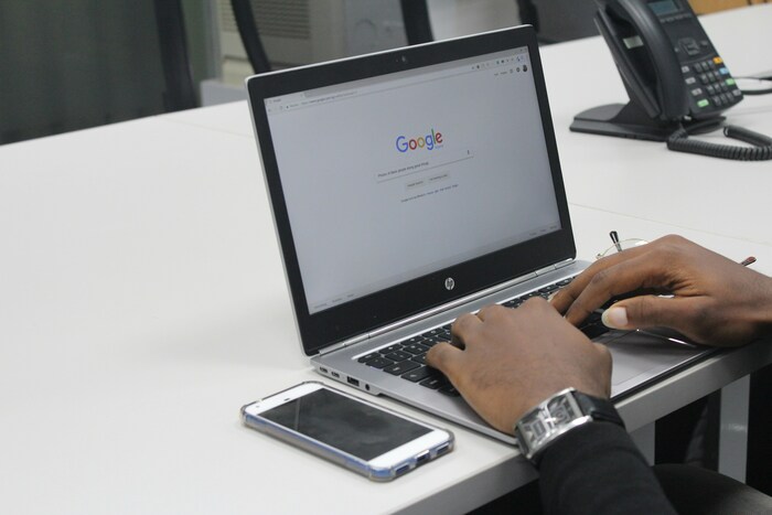 nterface de busca com inteligência artificial ilustrando como funciona o NotebookLM do Google para organizar, pesquisar e analisar documentos com apoio de IA