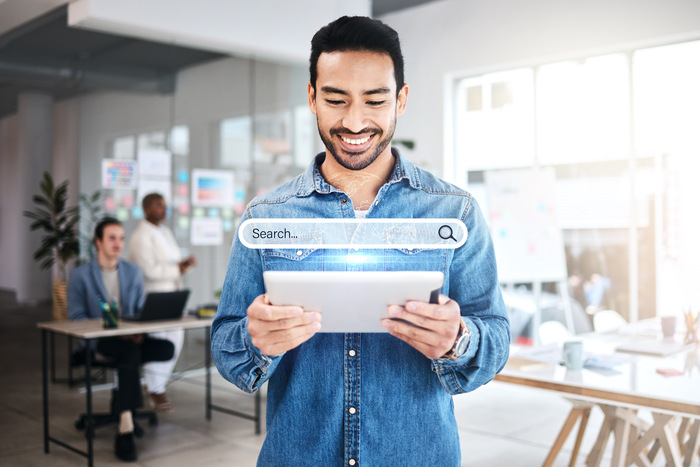 Profissional de marketing analisando objeções de vendas em tablet para transformar dúvidas do comercial em conteúdo orgânico e alinhar marketing e vendas no marketing. 