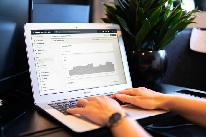 Análise de inside sales e SEO no Google Search Console para nutrição de leads, priorização por lead scoring e otimização do funil de marketing e vendas.