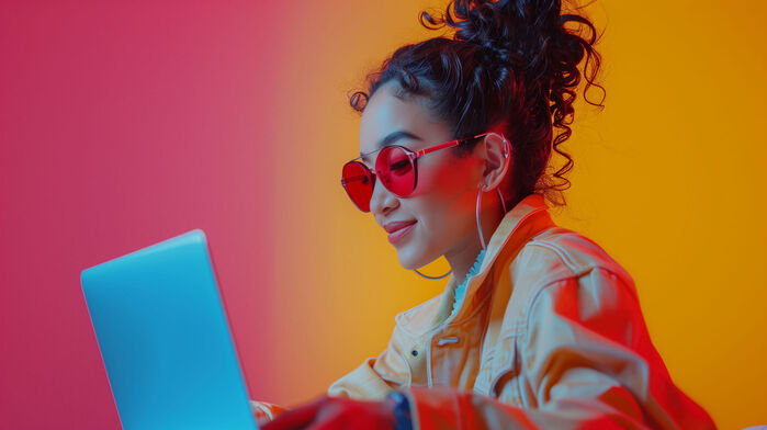 Mulher usando notebook e pesquisando suas marcas favoritas.