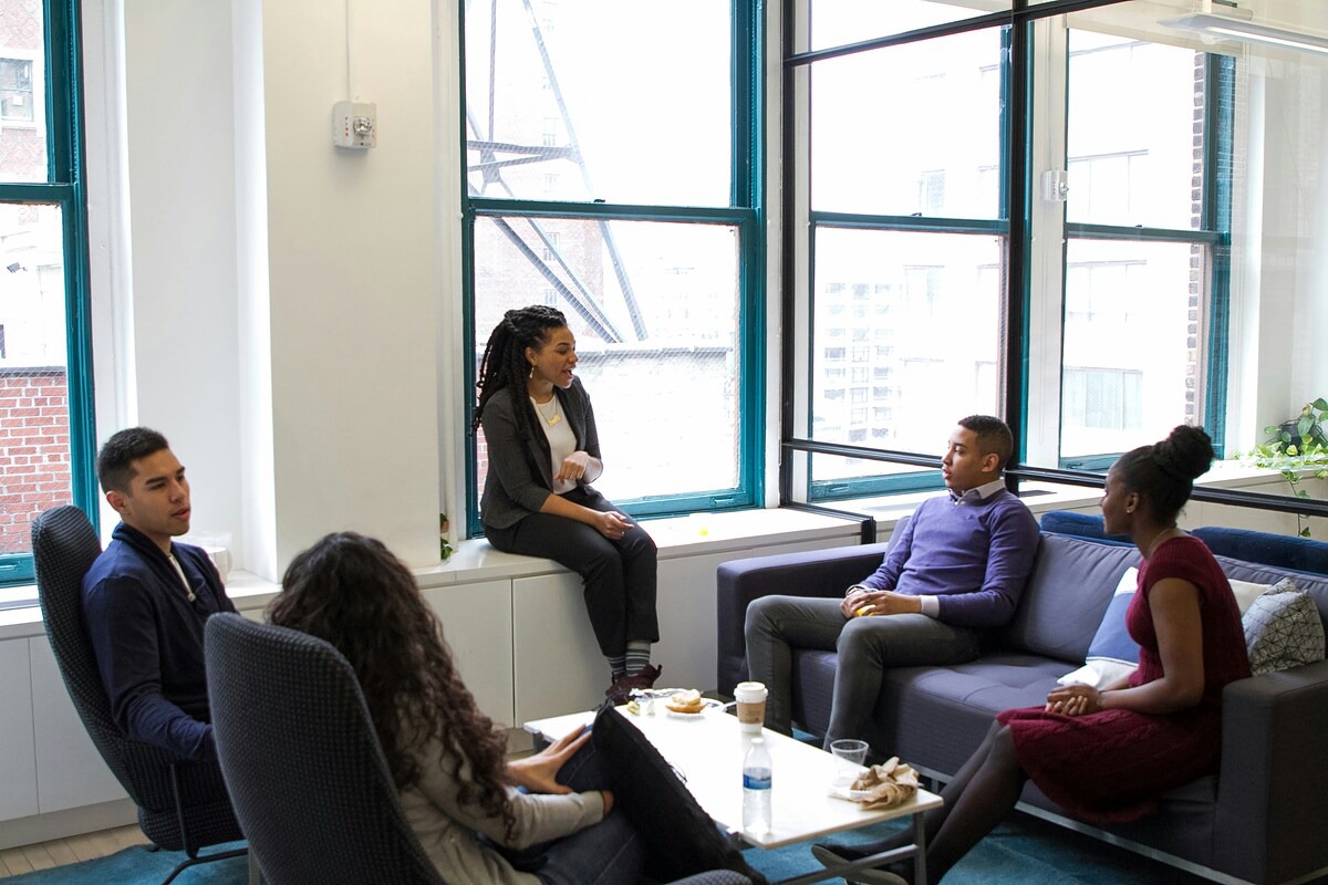 Profissionais discutindo metas e planejamento em reunião colaborativa, simbolizando cultura de processos alinhada a dados no ambiente de trabalho com foco em performance, previsibilidade e melhoria contínua.