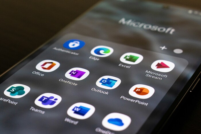 Aplicativos Microsoft como Edge, Excel, Outlook e Teams organizados em um dispositivo móvel representando o ecossistema corporativo impactado pelo webMCP e pela conexão entre plataformas digitais.