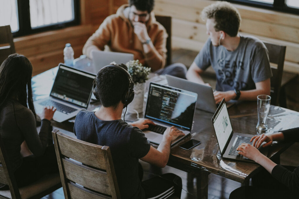 Equipe de desenvolvimento de sites, com designer, desenvolvedor, redator.